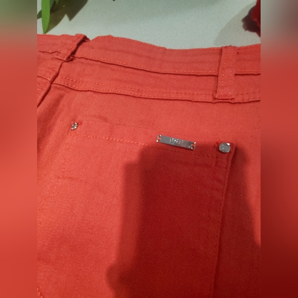 NWOT SAN FRANCISCO Superbe jupe neuve en jeans rouge extensible - Picture 7 of 8